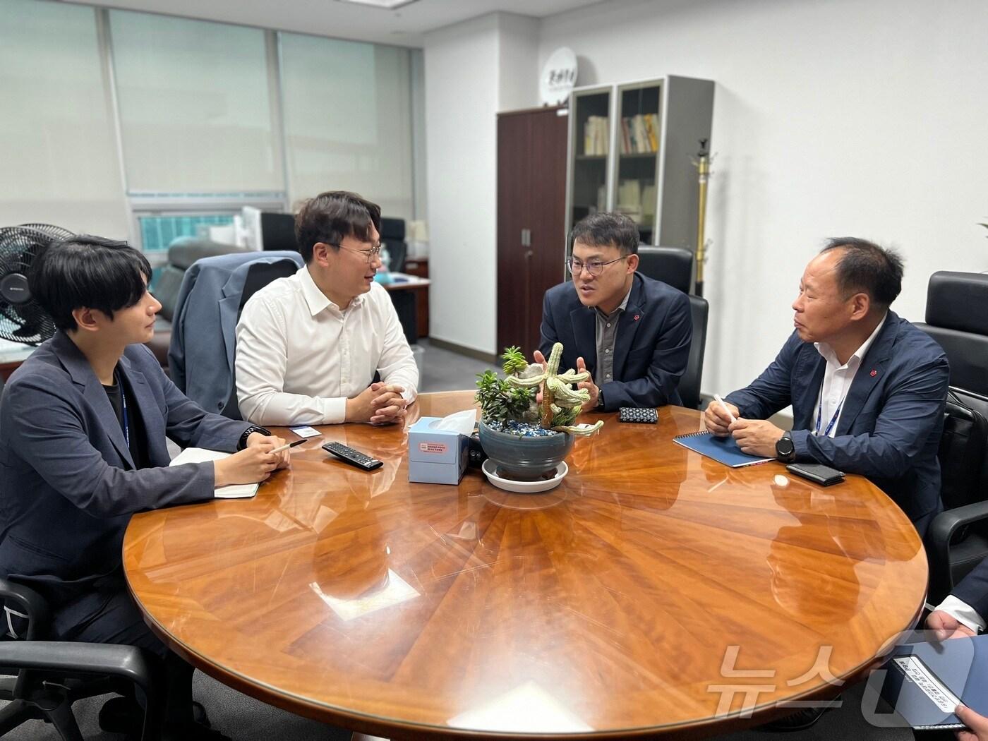 18일 국회를 방문한 민선식 전북자치도 남원시 부시장이 더불어민주당 모경종 국회의원과의 면담에서 내년도 국가예산 확보의 필요성에 대해 설명하고 있다.2024.7.18.&#40;남원시 제공&#41;/뉴스1