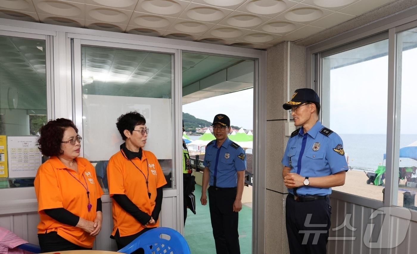 연안 안전의 날인 18일 김성종 동해해경청장이 경북 해안 일대에서 취약지 치안현장을 점검하고 있다.&#40;동해해경청 제공&#41; 2024.7.18/뉴스1