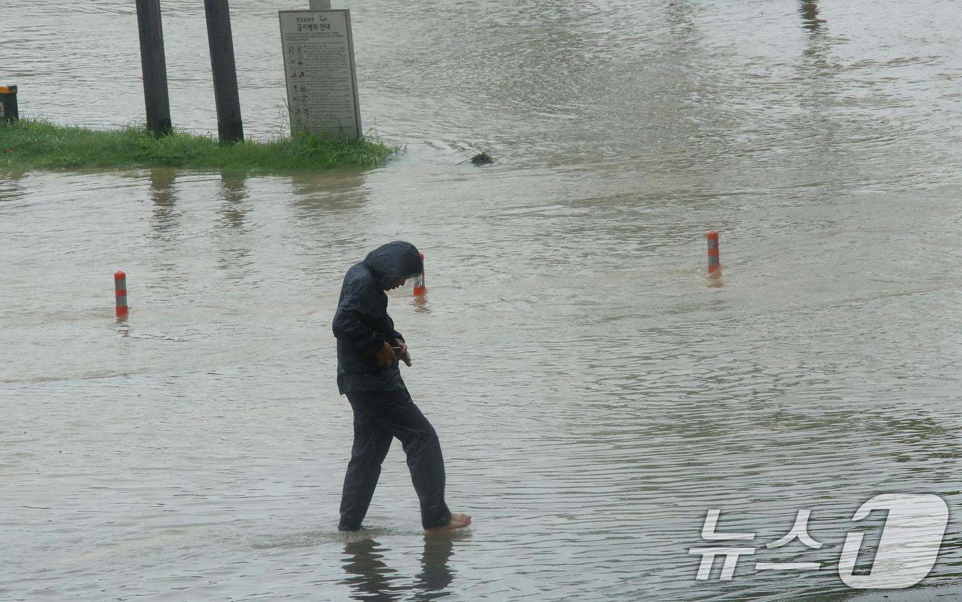 서울을 비롯한 수도권, 충남 지역에 호우경보가 발효된 18일 서울 잠수교 북단이 하루 종일 내린 비로 출입 통제되고 있다. 행정안전부는 이날 오전 7시 50분부로 중앙재난안전대책본부를 1단계에서 2단계로 격상하고, 호우 위기경보 수준을 &#39;주의&#39;에서 &#39;경계&#39;로 상향한다고 밝혔다. 2024.7.18/뉴스1 ⓒ News1 권현진 기자