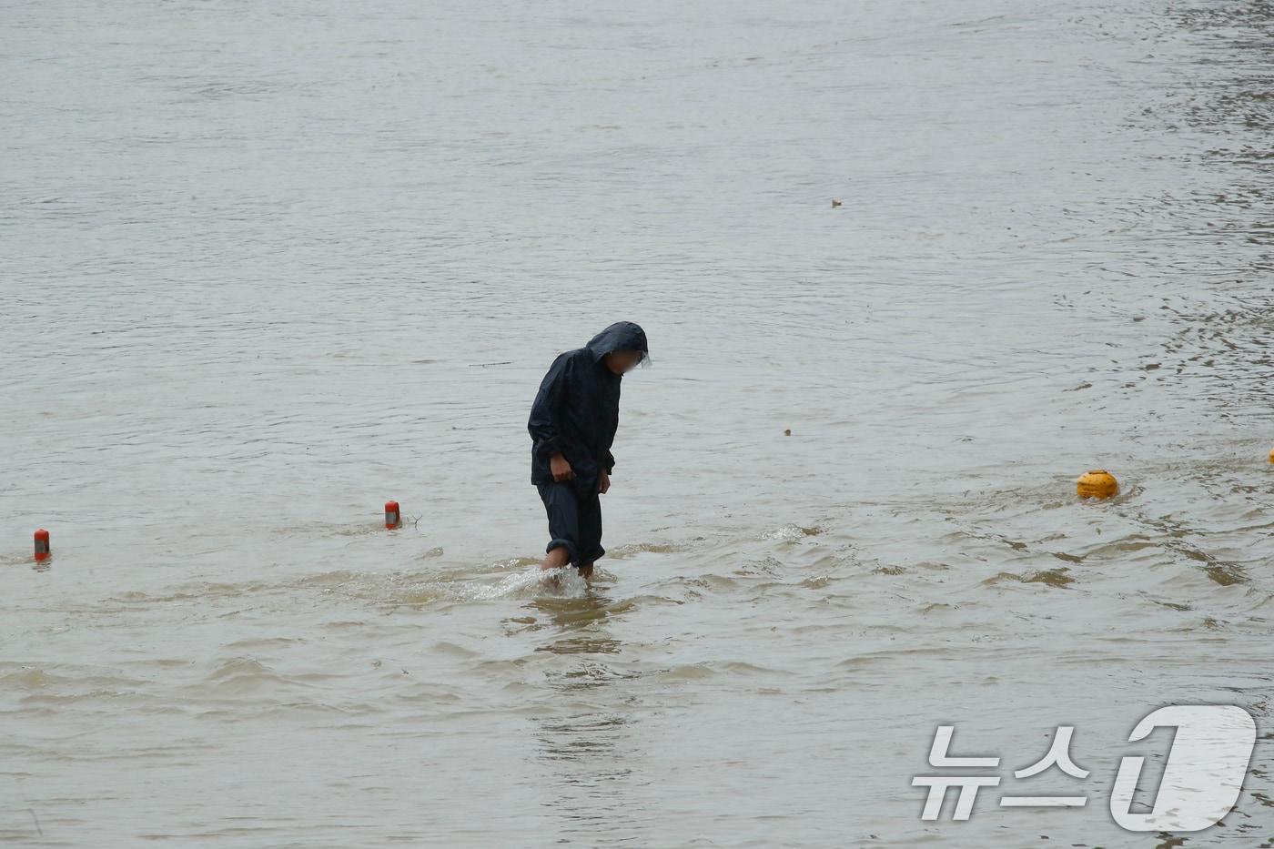 서울을 비롯한 수도권, 충남 지역에 호우경보가 발효된 18일 서울 반포한강공원이 침수돼 있다.  2024.7.18/뉴스1 ⓒ News1 권현진 기자