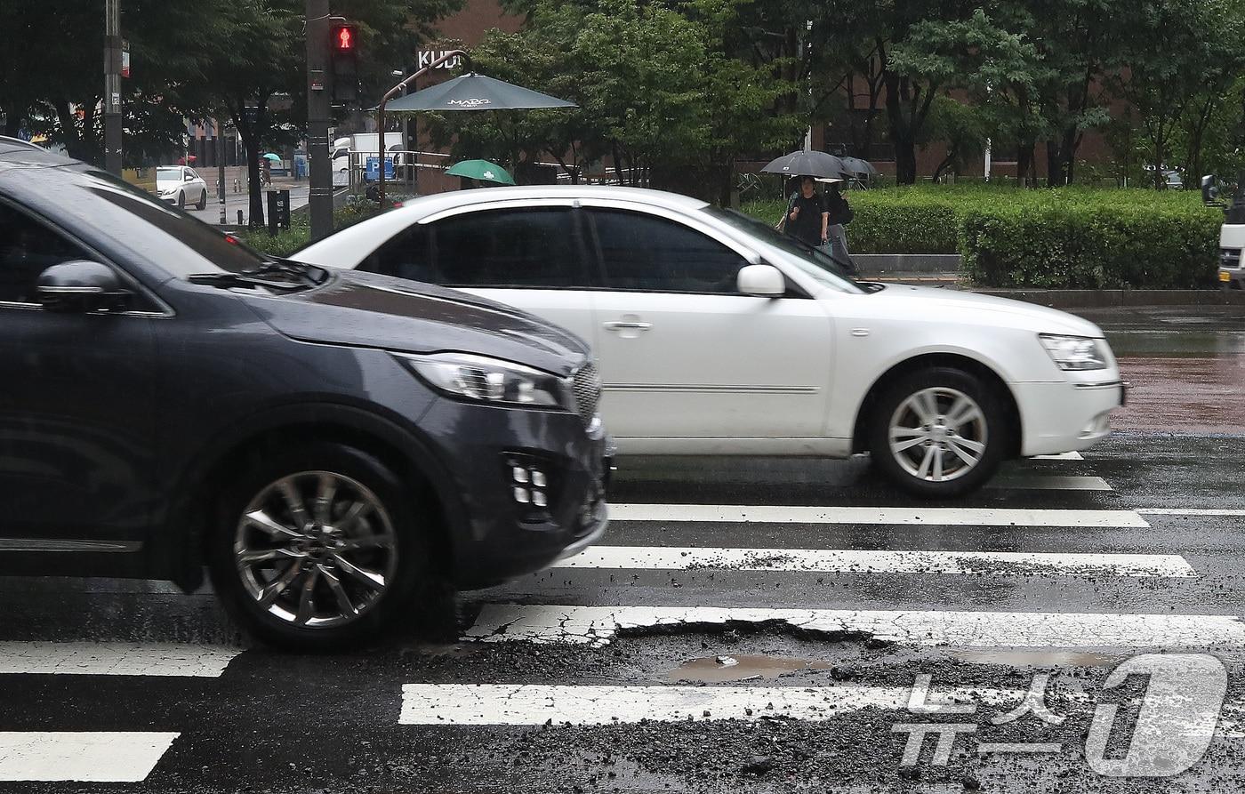 서울을 비롯한 수도권, 충남 지역에 호우경보가 발효된 18일 서울 시내 도로에 퍼붓는 물 폭탄으로 움푹 파인 포트홀이 보이고 있다. 2024.7.18/뉴스1 ⓒ News1 임세영 기자