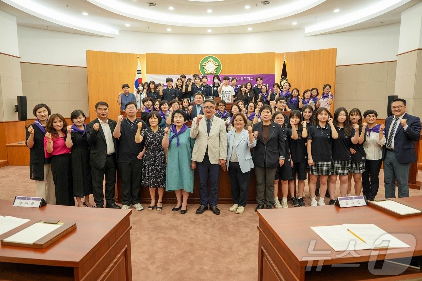 울산 북구의회가 18일 본회의장에서 호계고등학교 교직원과 학생 약 30명이 참가한 가운데 ‘청소년 모의의회’를 열었다.&#40;북구의회 제공&#41;