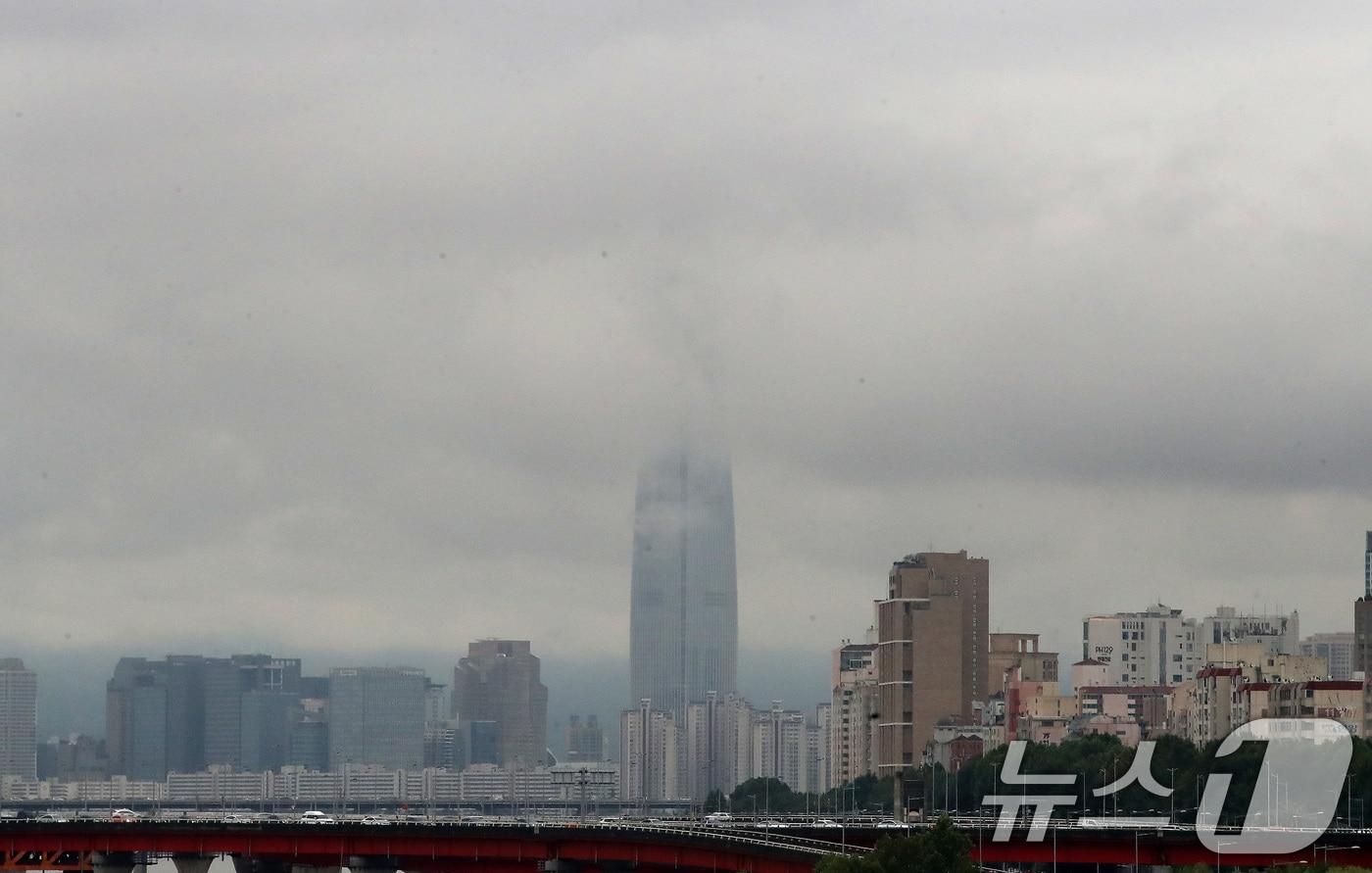 서울을 비롯한 수도권, 충남 지역에 호우경보가 발효된 18일 서울 성동구 동호대교 인근에서 바라본 롯데월드타워가 구름에 휩싸여있다. 2024.7.18/뉴스1 ⓒ News1 임세영 기자