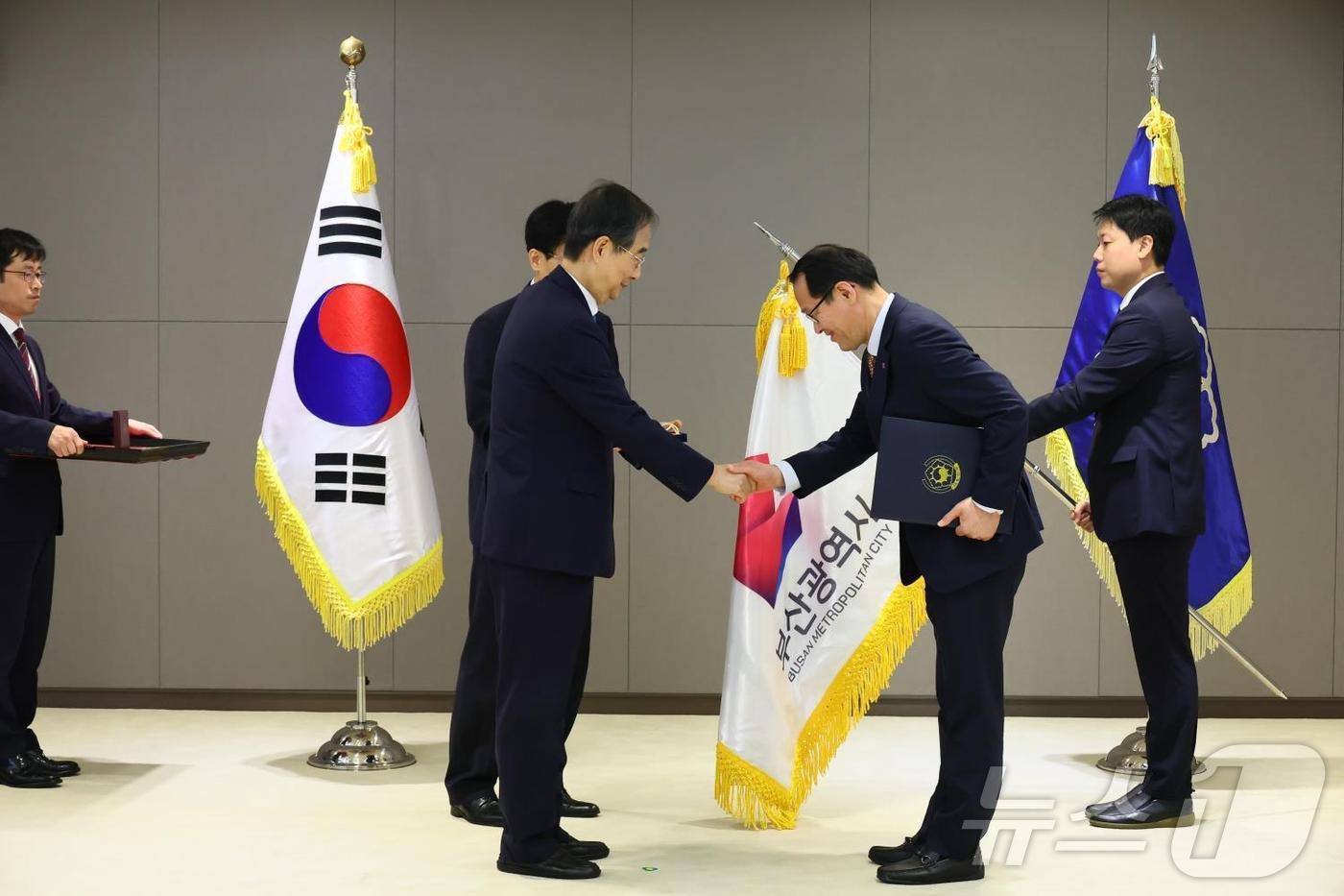 18일 정부세종청사에서 이준승 부산시 행정부시장이 대통령 표창을 수상하고 있다.2024.7.18.&#40;부산시청 제공&#41;