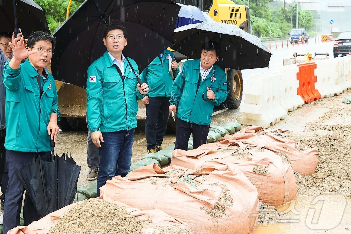 이상일 시장이 18일 삼가동 &#39;서용인IC 인근&#39; 차로확장 공사 현장을 확인하고 있다.&#40;용인시 제공&#41;