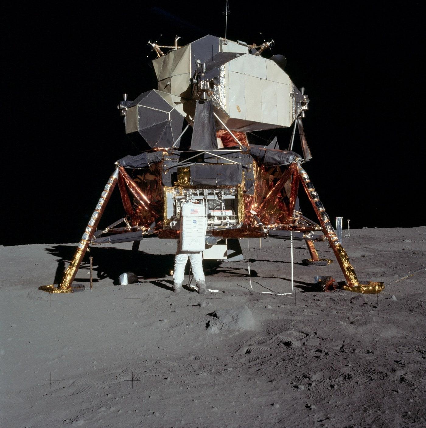 달에 착륙한 아폴로 11호의 달착륙선 &#39;이글호&#39;. &#40;출처: Neil Armstrong, NASA Apollo Archive, 사진&#40;1969&#41;, Wikimedia Commons, Public Domain Dedication&#41;