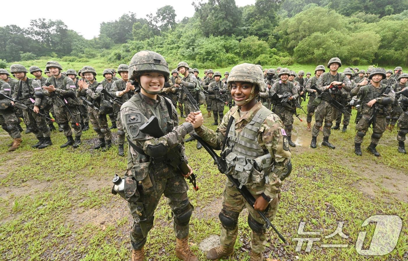 육군은 한국과 미국 육군의 ROTC 후보생들이 지난 17일부터 충북 괴산 육군학생군사학교에서 ROTC 동반훈련을 진행했다고 19일 밝혔다. 미 ROTC 4학년 후보생 40여 명이 한국 ROTC 4학년 하계입영훈련에 3일간 동참하는 방식으로 실시됐다. 한미 ROTC 후보생들이 한 팀을 이뤄 분대공격 훈련을 한 뒤 기념 촬영을 하고 있다. &#40;육군 제공&#41; 2024.7.19/뉴스1