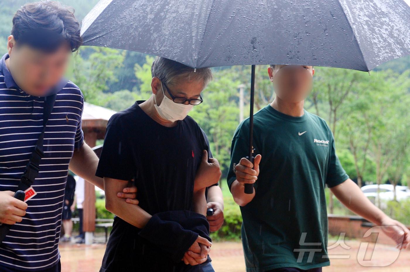 성범죄를 저지르고 18년간 도망 다닌 중요 지명수배 피의자가 김 모씨가&#40;54&#41; 19일 오전 광주지법 목포지원에서 영장실질심사를 받기 위해 법원으로 이동하고 있다. 2024.7.19/뉴스1 ⓒ News1 이승현 기자