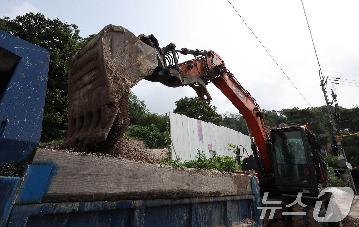 수도권 등 중부지방에 내린 집중호우로 토사가 흘러내린 19일 경기 양주시 고장산 일대에서 복구 작업이 진행되고 있다. 2024.7.19/뉴스1 ⓒ News1 김성진 기자