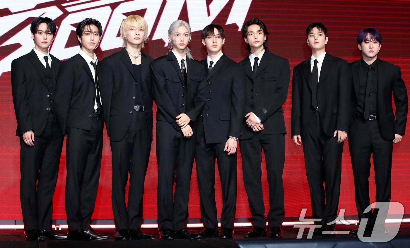 스트레이 키즈&#40;Stray Kids&#41; 리노&#40;왼쪽부터&#41;와 한, 아이엔, 필릭스, 방찬, 현진, 승민, 창빈이 19일 서울 영등포구 콘래드 호텔에서 열린 새 미니 앨범 &#39;ATE&#39;&#40;에이트&#41; 발매 기념 쇼케이스에서 포즈를 취하고 있다. 2024.7.19/뉴스1 ⓒ News1 권현진 기자