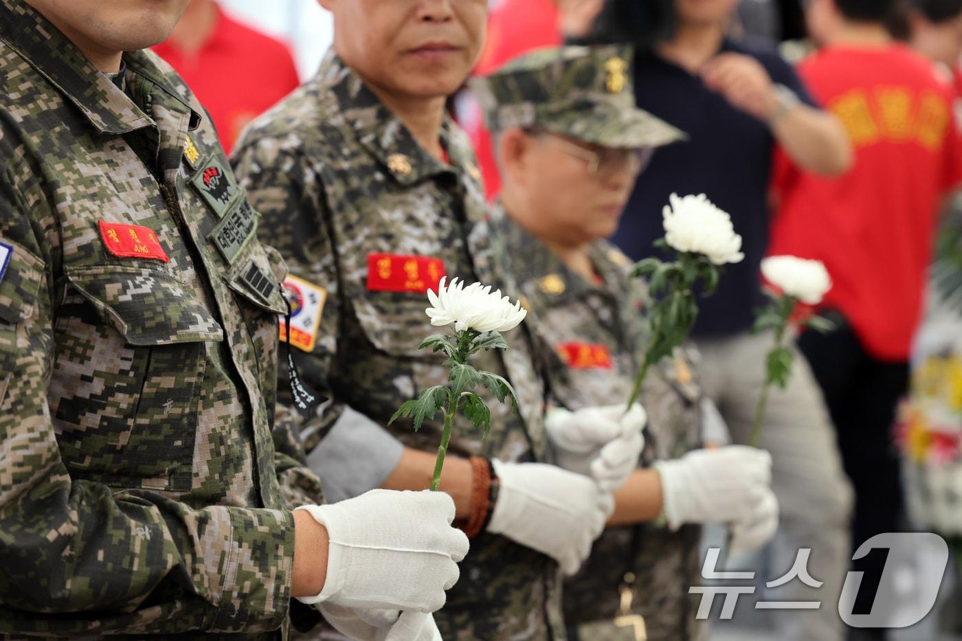 지난해 수해 실종자 수색과정에서 목숨을 잃은 해병대원의 순직 1주기인 19일 오전 서울 청계광장에 마련된 ‘故채상병 1주기 추모 시민 분향소&#39;에서 해병대예비역연대 회원들이 헌화를 하고 있다. 2024.7.19/뉴스1 ⓒ News1 황기선 기자