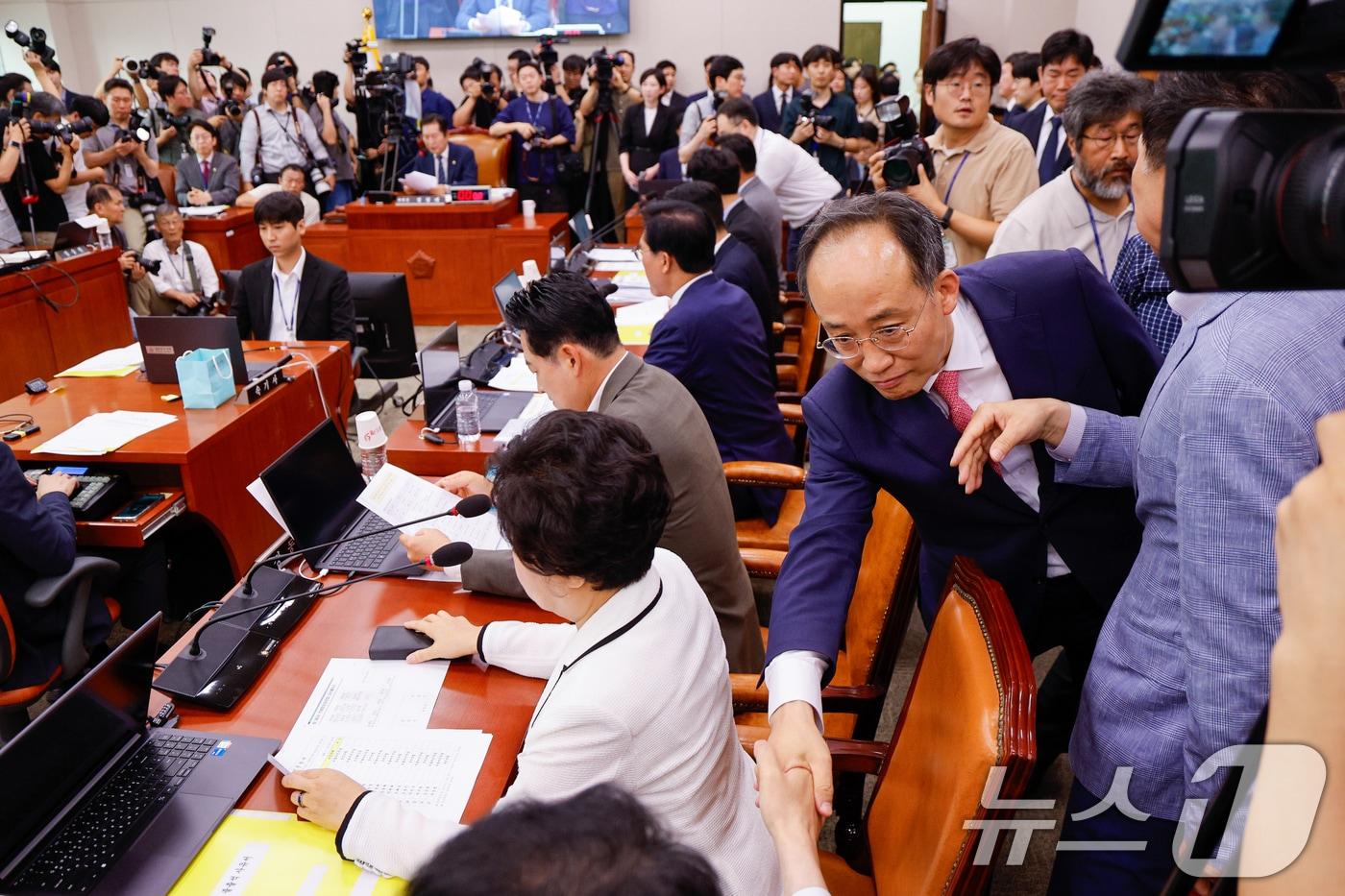 추경호 국민의힘 원내대표가 19일 오전 서울 여의도 국회 법제사법위원회에서 열린 &#39;윤석열 대통령 탄핵소추안 즉각 발의 요청에 관한 청원 관련 1차 청문회&#39;에서 동료 의원들을 격려하고 있다. 2024.7.19/뉴스1 ⓒ News1 안은나 기자