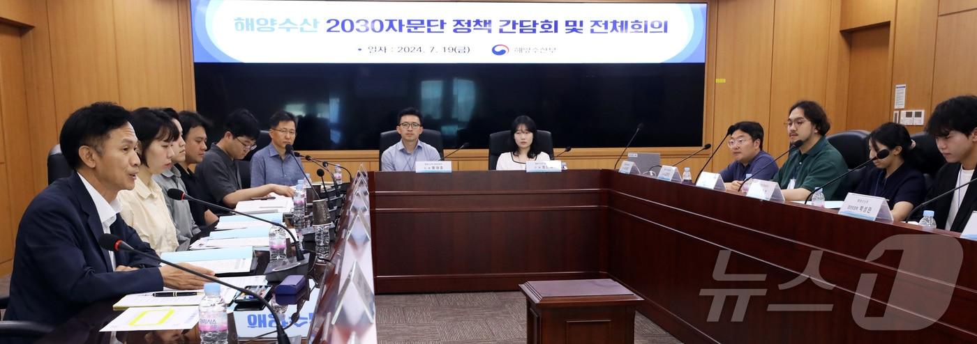 송명달 해양수산부 차관&#40;왼쪽&#41;이 19일 오후 세종시 정부세종청사에서 열린 2030 자문단 간담회에 참석하여 자문단 청년들과 인시하고 있다.2024.7.19/뉴스1 ⓒ News1 김기남 기자