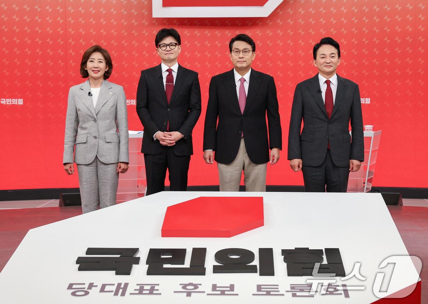 나경원&#40;왼쪽부터&#41;, 한동훈, 윤상현, 원희룡 국민의힘 대표 후보가 19일 서울 양천구 SBS 스튜디오에서 국민의힘 제6차 전당대회 당대표 후보 방송토론회에 앞서 기념촬영을 하고 있다. 2024.7.19/뉴스1 ⓒ News1 국회사진취재단