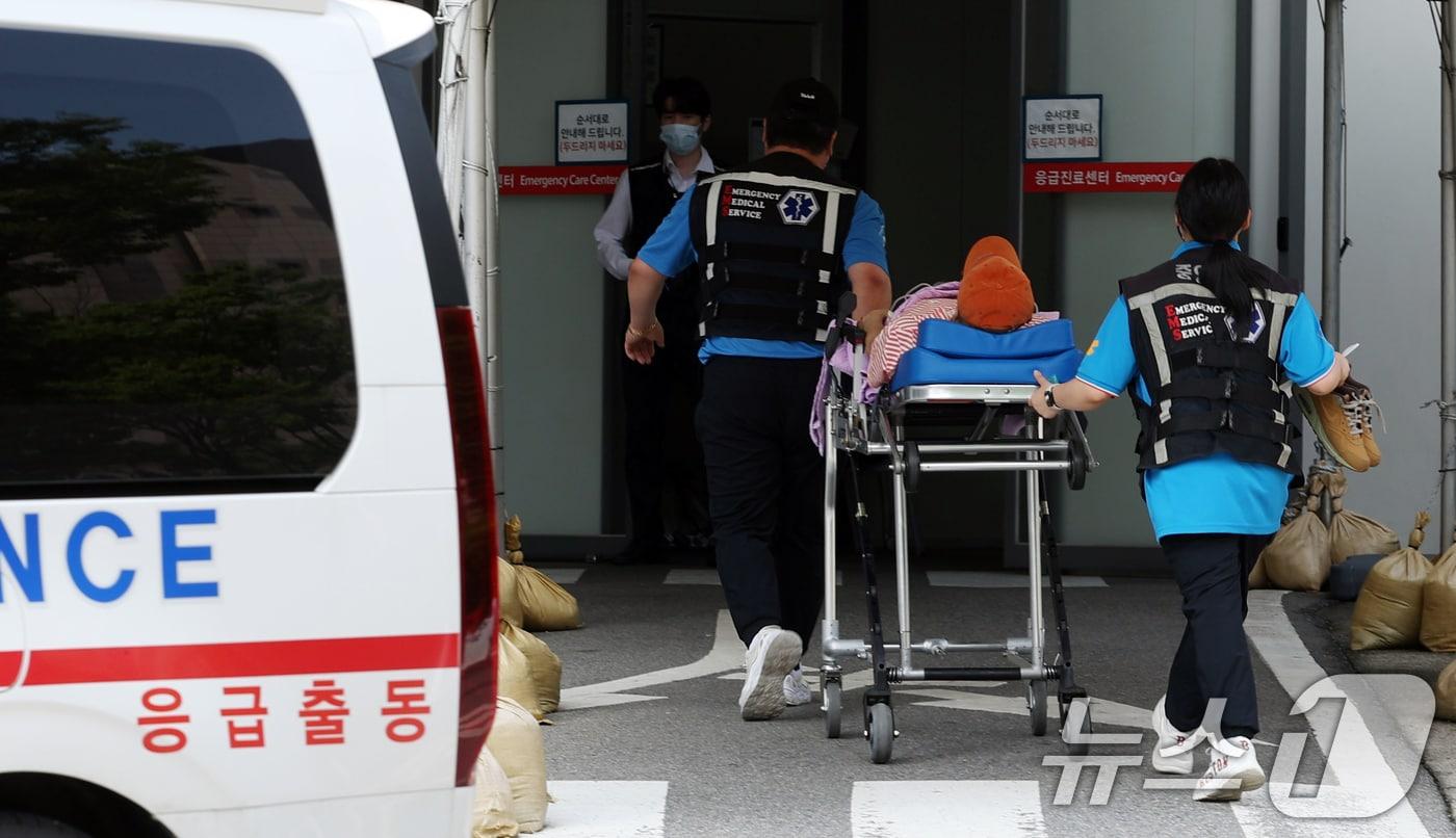 서울 한 대학병원에서 응급환자가 응급실로 향하는 모습. 2024.7.19/뉴스1 ⓒ News1 김명섭 기자