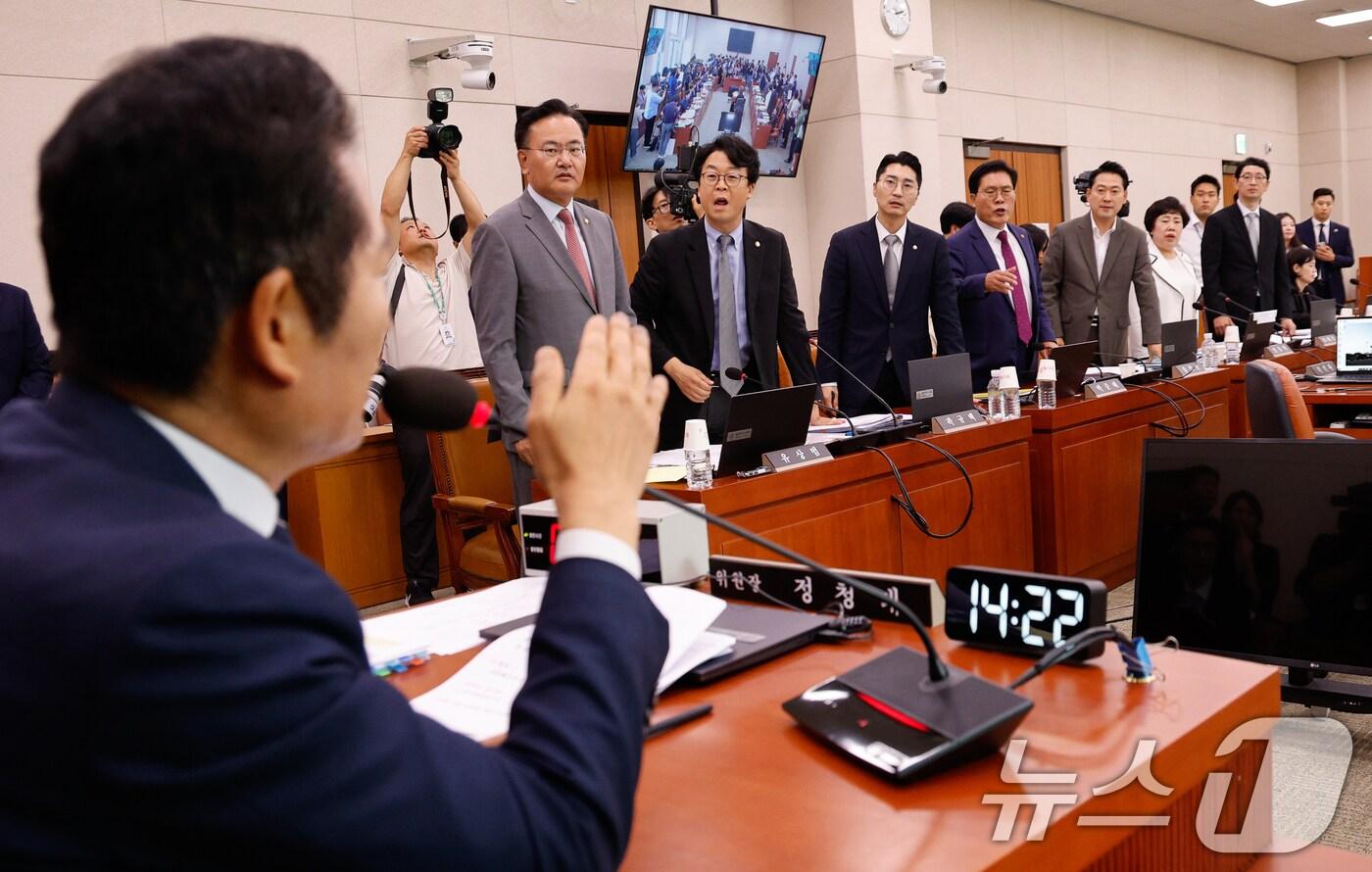 지난 19일 오후 서울 여의도 국회 법제사법위원회에서 열린 &#39;윤석열 대통령 탄핵소추안 즉각 발의 요청에 관한 청원 관련 1차 청문회&#39;에서 정청래 위원장이 곽규택 국민의힘 의원을 향해 &#34;계속 째려보고 있다＂며 발언권을 중지한다고 하자 여당 의원들이 반발하고 있다. 2024.7.19/뉴스1 ⓒ News1 안은나 기자