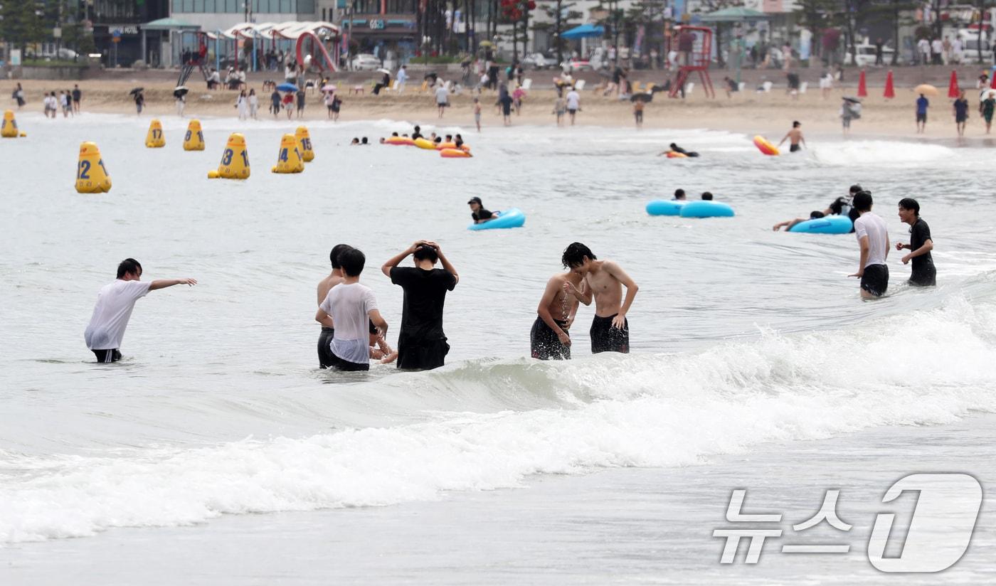 부산 수영구 광안리해수욕장을 찾은 학생 등 피서객들이 물놀이를 하며 더위를 식히고 있다. 2024.7.19/뉴스1 ⓒ News1 윤일지 기자