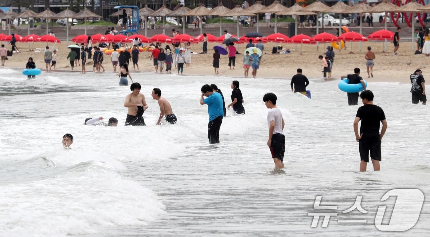  19일 오후 부산 수영구 광안리해수욕장을 찾은 학생 등 피서객들이 물놀이를 하며 더위를 식히고 있다. 2024.7.19/뉴스1 ⓒ News1 윤일지 기자