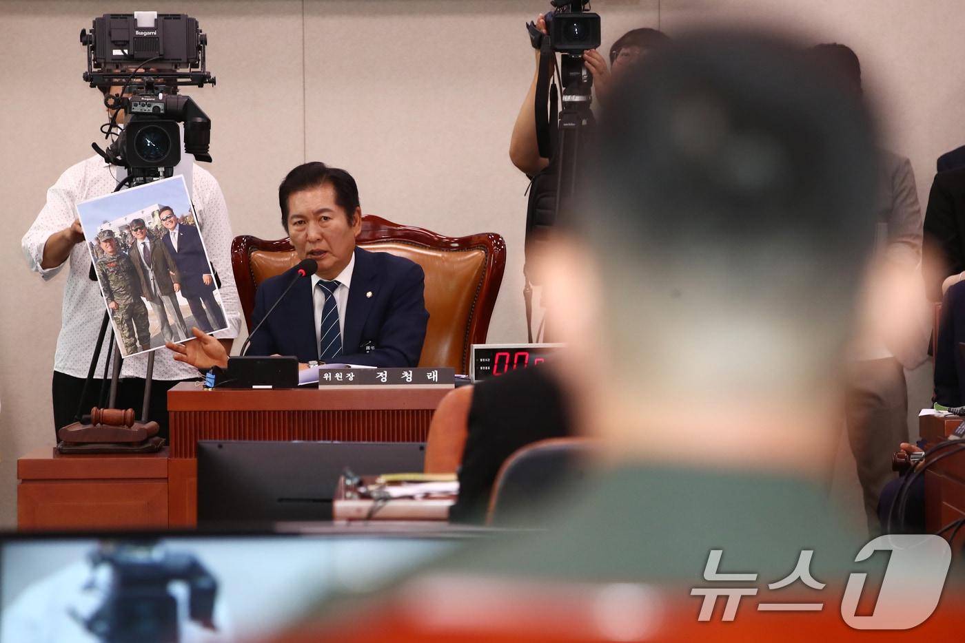 정청래 국회 법사위원장이 19일 서울 여의도 국회 법제사법위원회에서 열린 윤석열 대통령 탄핵소추안 즉각 발의 요청에 관한 청원 관련 1차 청문회에서 임성근 전 해병대 1사단장에게 질의하고 있다. 2024.7.19/뉴스1 ⓒ News1 이광호 기자