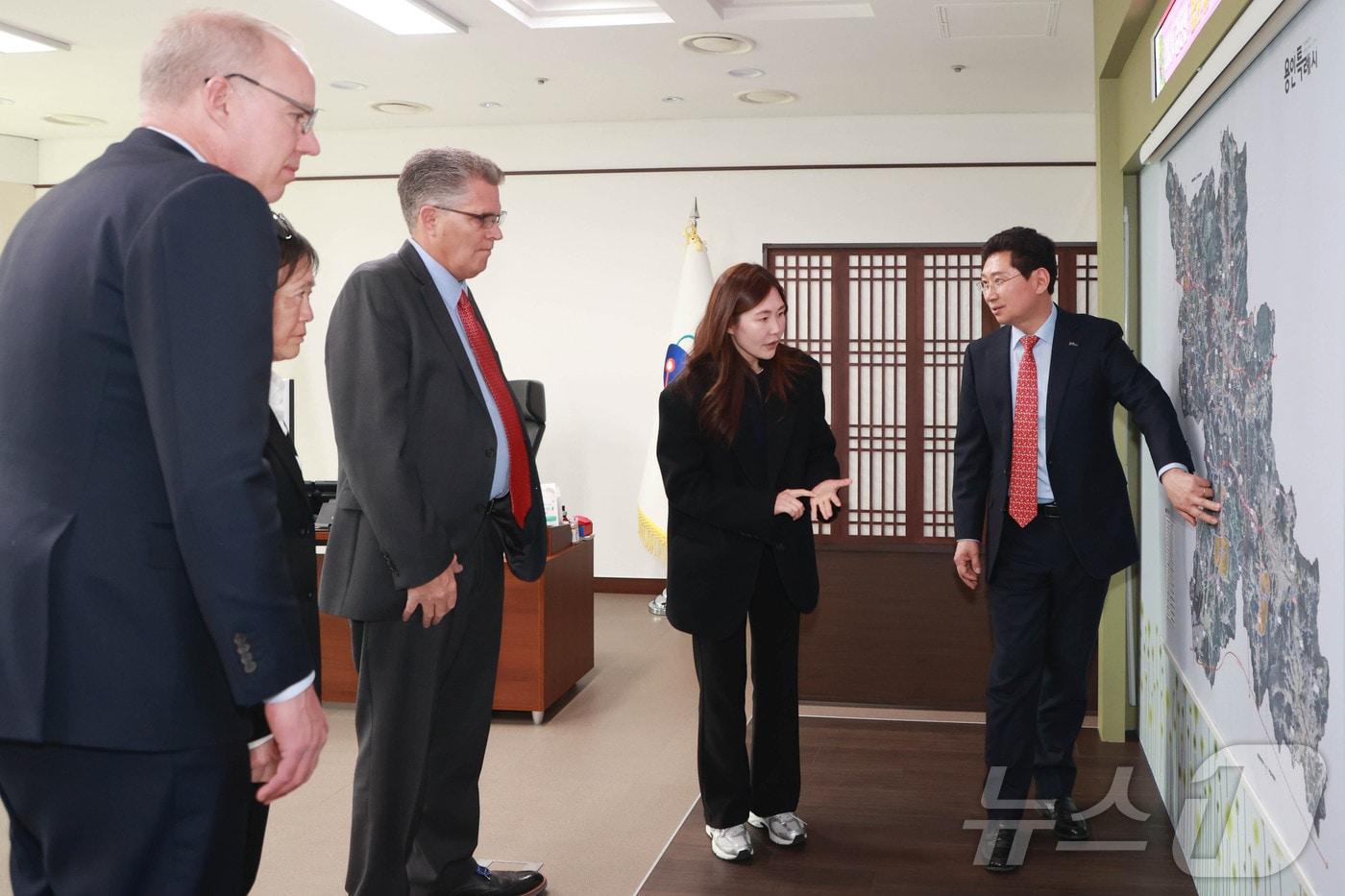 지난 2월 용인시를 방문한 윌리엄슨 카운티 관계자들에게 이상일 시장이 시의 반도체 육성 정책을 소개하고 있는 모습.&#40;용인시 제공&#41;