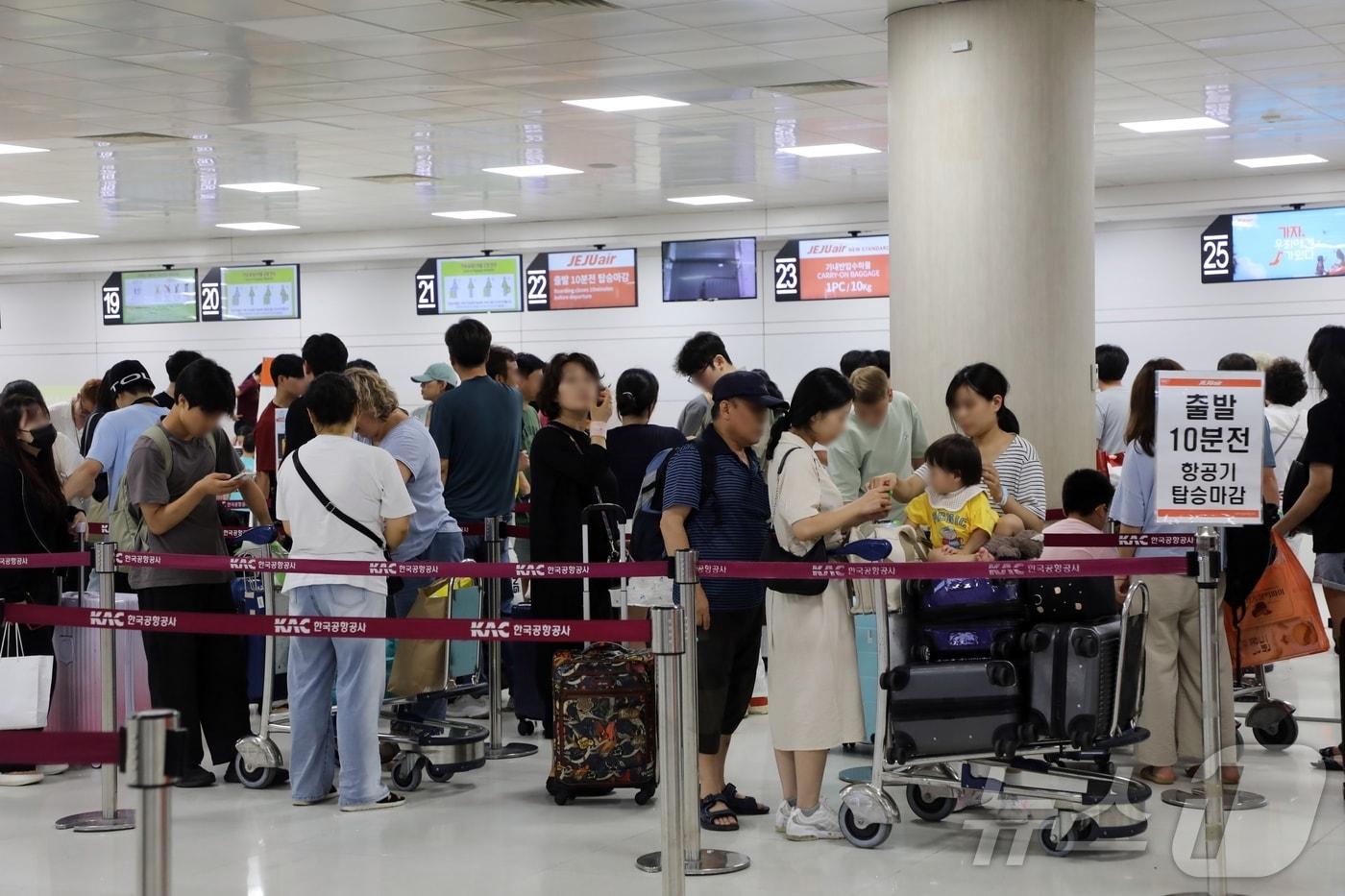 전세계 IT 시스템 마비&#40;윈도 블루스크린&#41; 사태가 발생한 19일 오후 제주국제공항 2층 제주항공 카운터 앞에서 이용객들이 탑승권 발권을 위해 대기하고 있다. 제주항공은 MS의 클라우드 서비스를 기반으로 운영하는 독일 아마데우스 자회사 나비테어&#40;Navitaire&#41; 시스템을 사용해 항공권 예약 및 발권 시스템이 마비됐다.2024.7.19/뉴스1 ⓒ News1 홍수영 기자