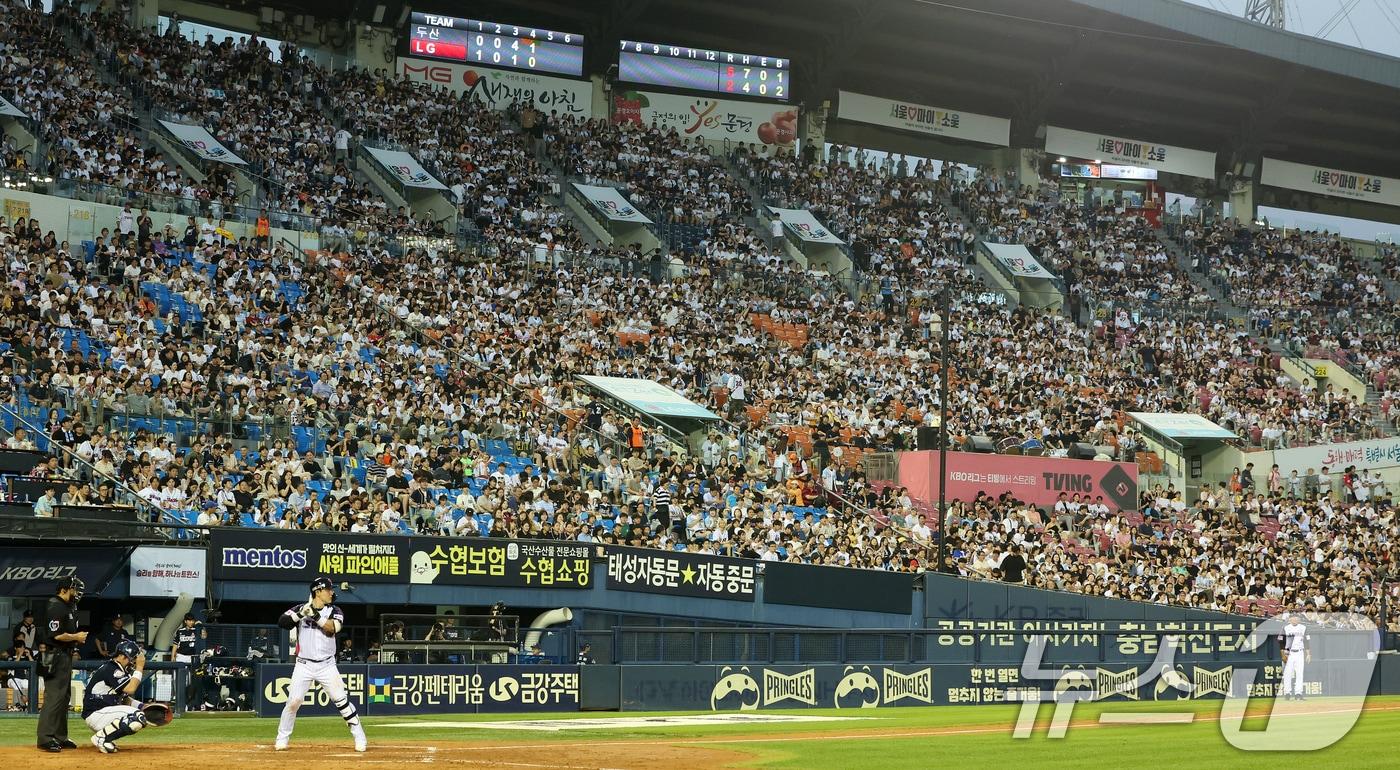 19일 오후 서울 송파구 잠실야구장에서 열린 프로야구 &#39;2024 신한 SOL 뱅크 KBO리그&#39; 두산 베어스와 LG 트윈스의 경기, 수많은 야구팬들이 경기를 관전하고 있다. 2024.7.19/뉴스1 ⓒ News1 김진환 기자