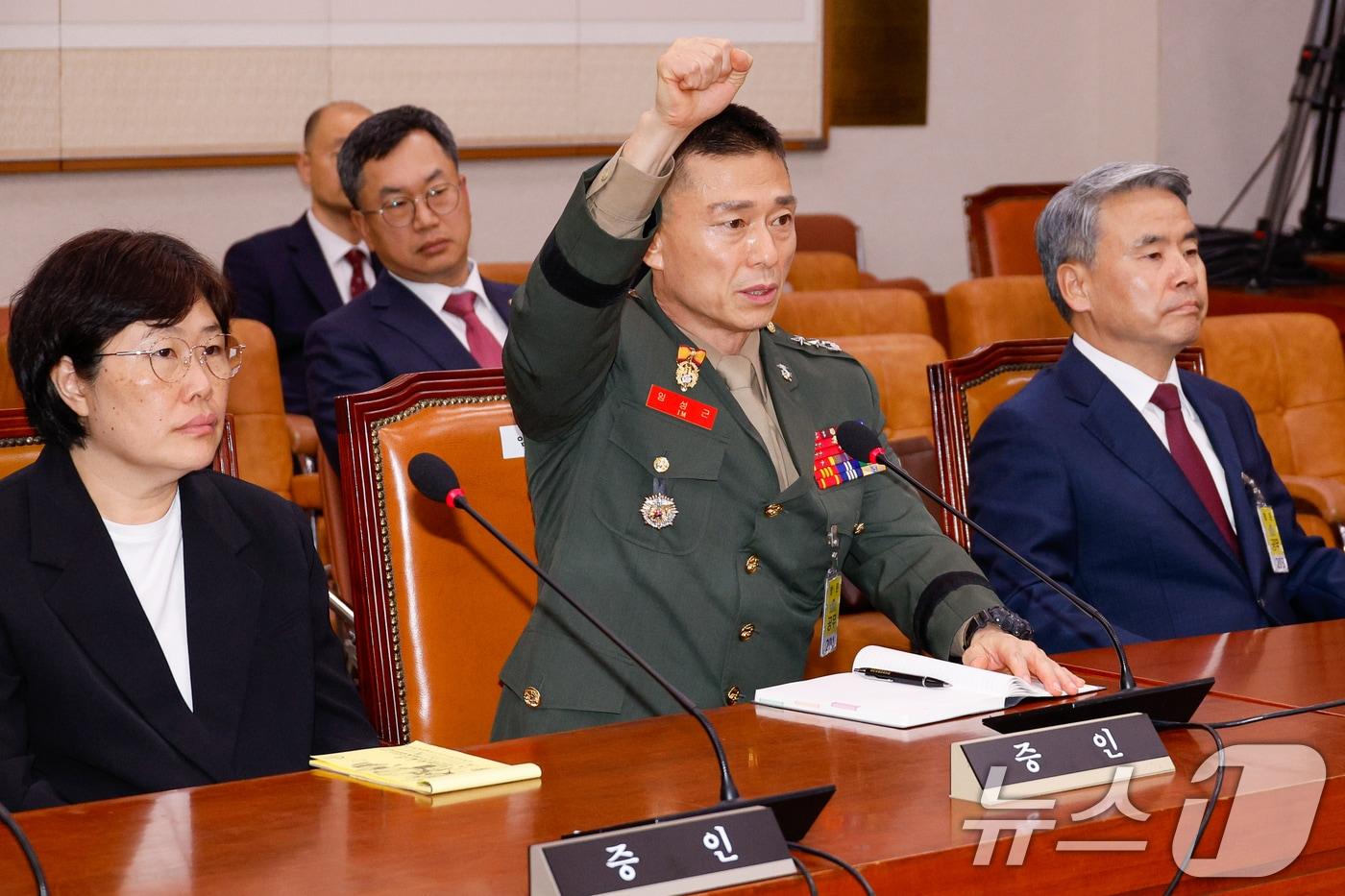 임성근 전 해병대 1사단장이 19일 오후 서울 여의도 국회 법제사법위원회에서 열린 &#39;윤석열 대통령 탄핵소추안 즉각 발의 요청에 관한 청원 관련 1차 청문회&#39;에서 정청래 위원장을 향해 발언 기회를 요구하고 있다. 2024.7.19/뉴스1 ⓒ News1 안은나 기자