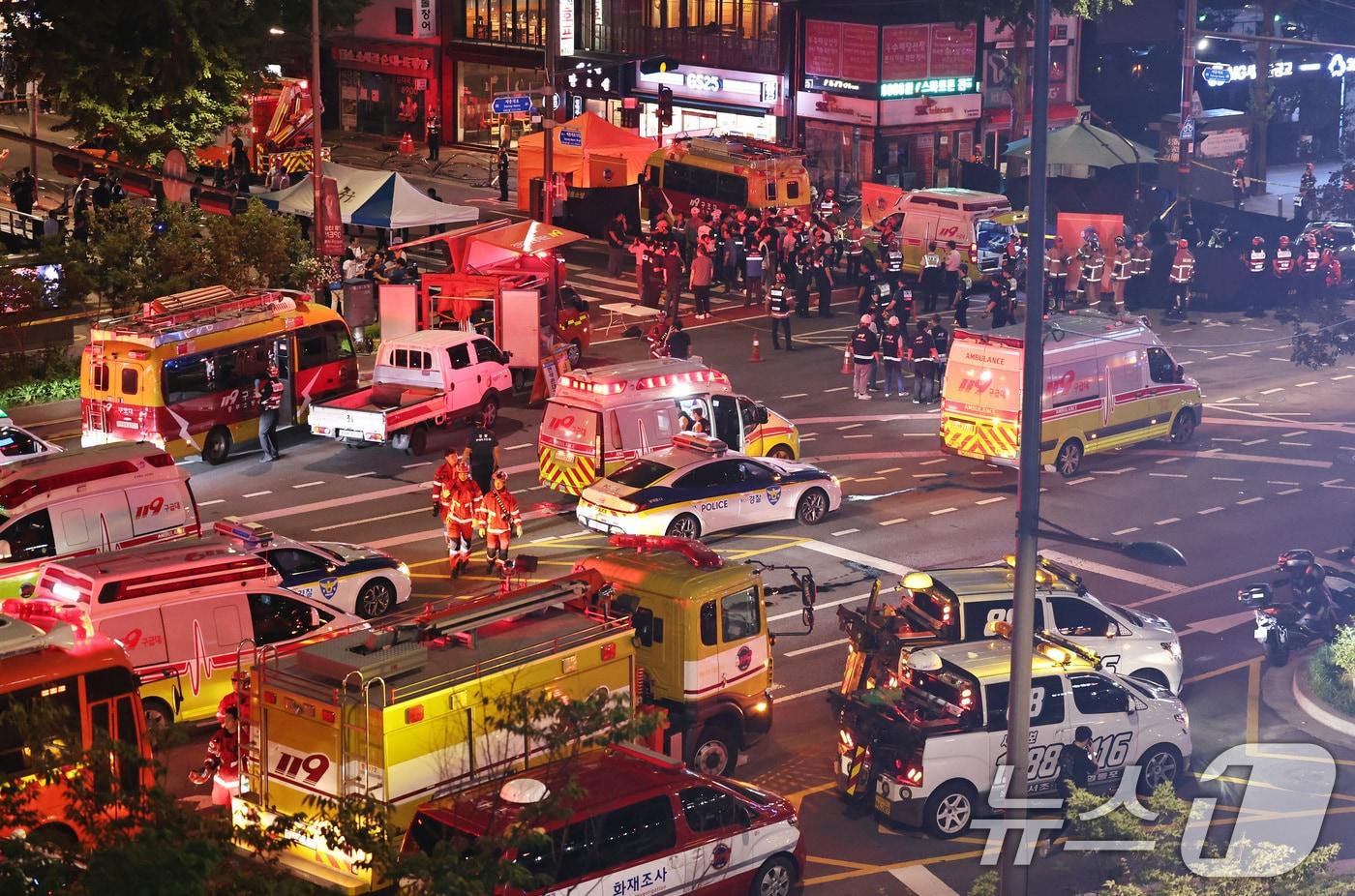 1일 밤 서울 중구 시청역 부근에서 한 남성이 몰던 차가 인도로 돌진해 최소 13명 사상자가 발생, 구조대원들이 현장을 수습하고 있다..2024.7.2/뉴스1 ⓒ News1 구윤성 기자