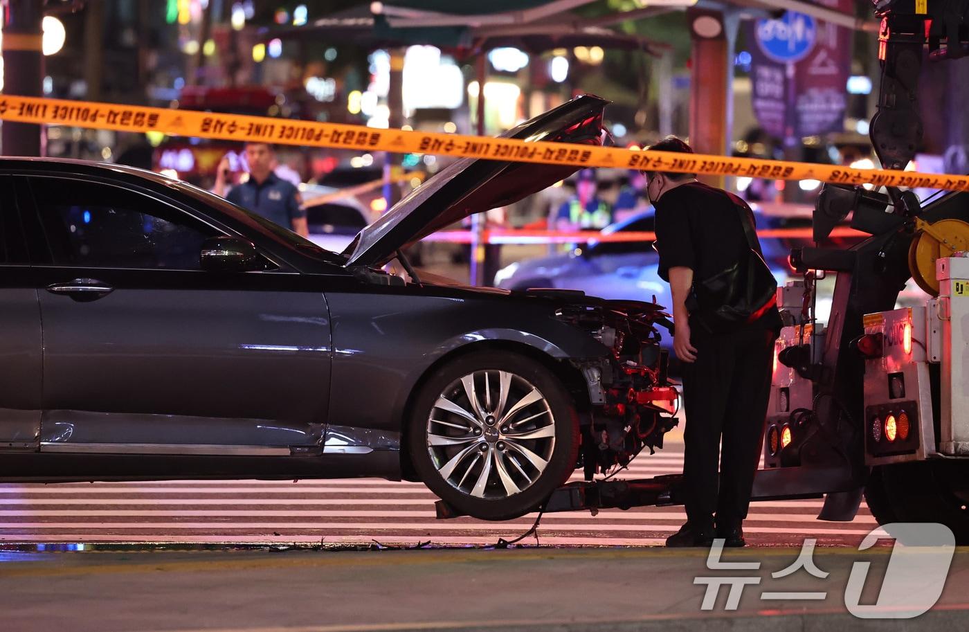 1일 밤 서울 중구 시청역 부근에서 한 남성이 몰던 차가 인도로 돌진해 최소 13명의 사상자가 발생한 가운데 조사관이 파손된 가해차량을 살피고 있다. 2024.7.2/뉴스1 ⓒ News1 