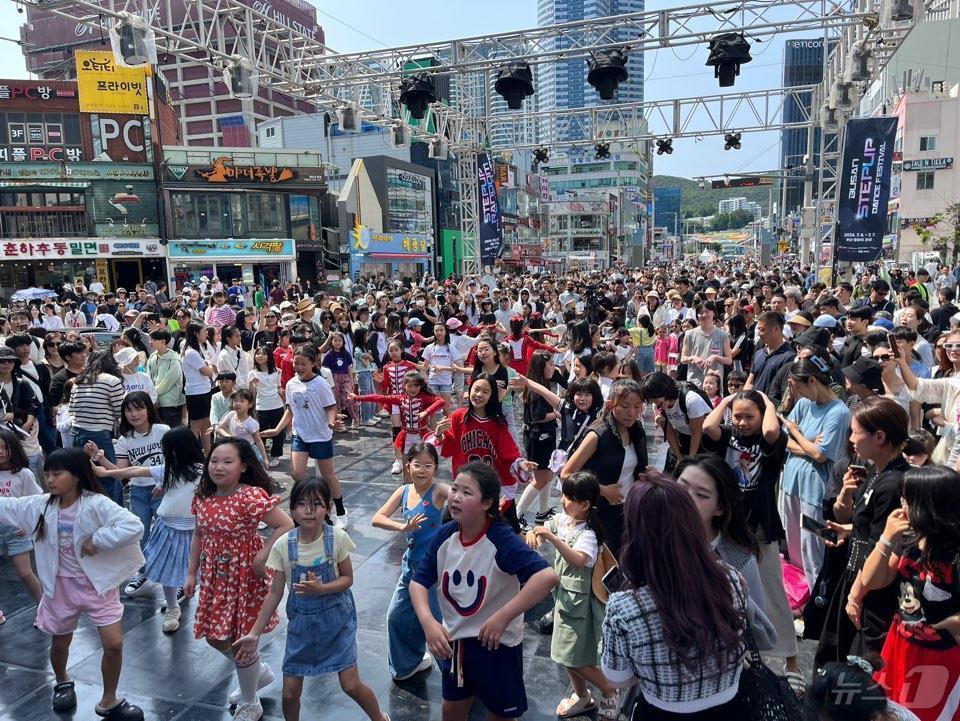 5월25일 부산 해운대 구남로 모래축제 연계 행사로 랜덤 플레이 댄스 행사가 펼쳐지고 있다.24.5.25&#40;부산시청 제공&#41;