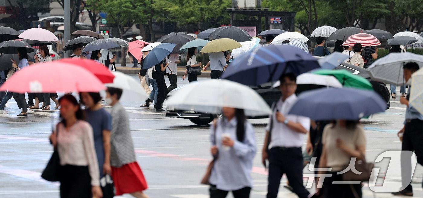 장마가 시작된 2일 서울 광화문네거리에서 우산 쓴 시민들이 발걸음을 재촉하고 있다.2024.7.2/뉴스1 ⓒ News1 박지혜 기자