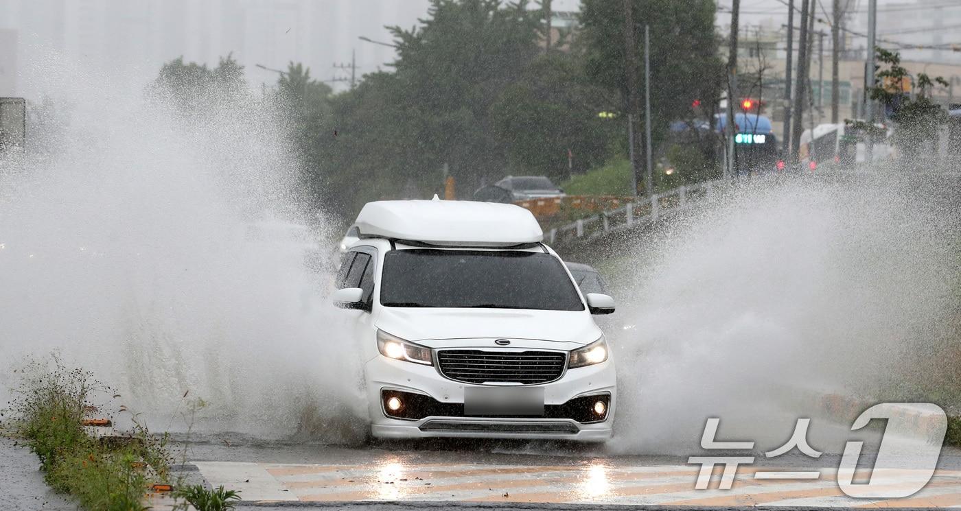 대전 중구 하천도로에서 차량이 물보라를 일으키며 주행하고 있다. 2024.7.2/뉴스1 ⓒ News1 김기태 기자