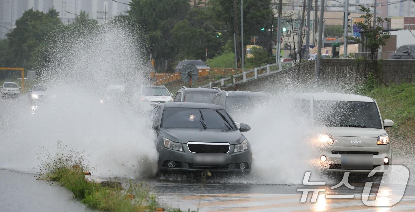 3일 대전·충남은 새벽부터 오전까지 대부분의 지역에 많은 비가 내릴 것으로 예보됐다. 대전 중구 하천도로에서 차량이 물보라를 일으키며 주행하고 있다. /뉴스1 ⓒ News1 김기태 기자