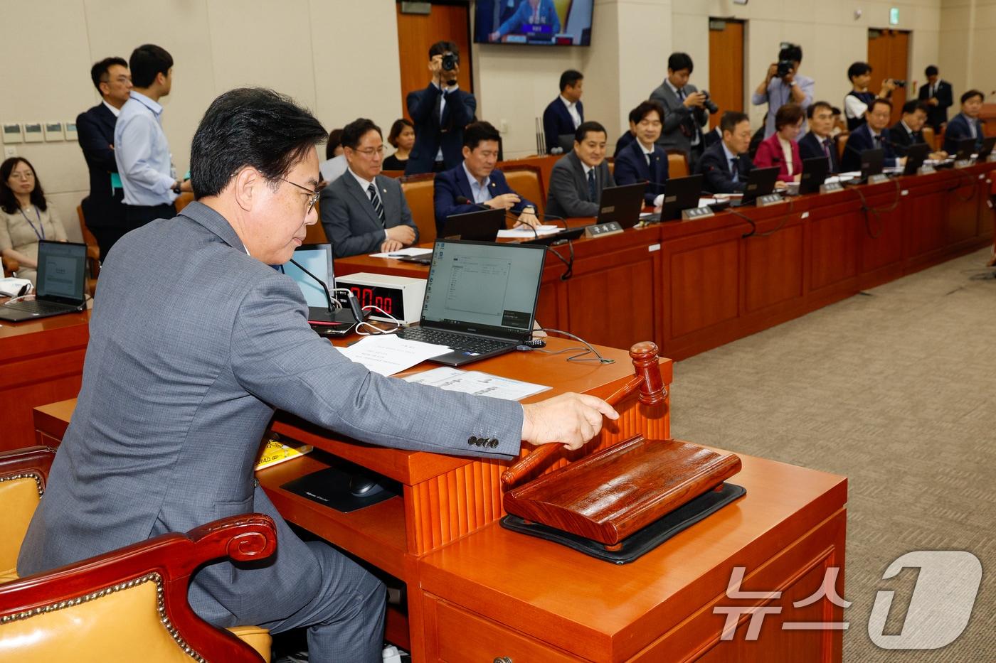 송언석 국회 기획재정위원회 위원장이 2일 오전 서울 여의도 국회에서 열린 기재위 1차 전체회의에서 개의를 선언하고 있다. 2024.7.2/뉴스1 ⓒ News1 안은나 기자