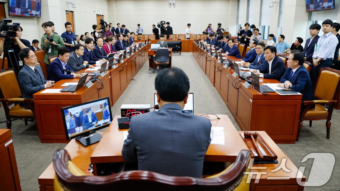 송언석 국회 기획재정위원회 위원장이 2일 오전 서울 여의도 국회에서 열린 기재위 1차 전체회의에서 의원들의 인사말을 듣고 있다. 2024.7.2/뉴스1 ⓒ News1 안은나 기자