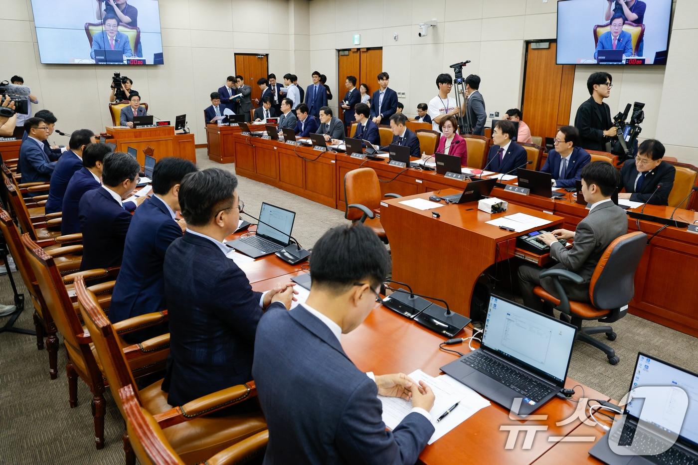 송언석 국회 기획재정위원회 위원장이 2일 오전 서울 여의도 국회에서 열린 기재위 1차 전체회의에서 인사말을 하고 있다. 2024.7.2/뉴스1 ⓒ News1 안은나 기자