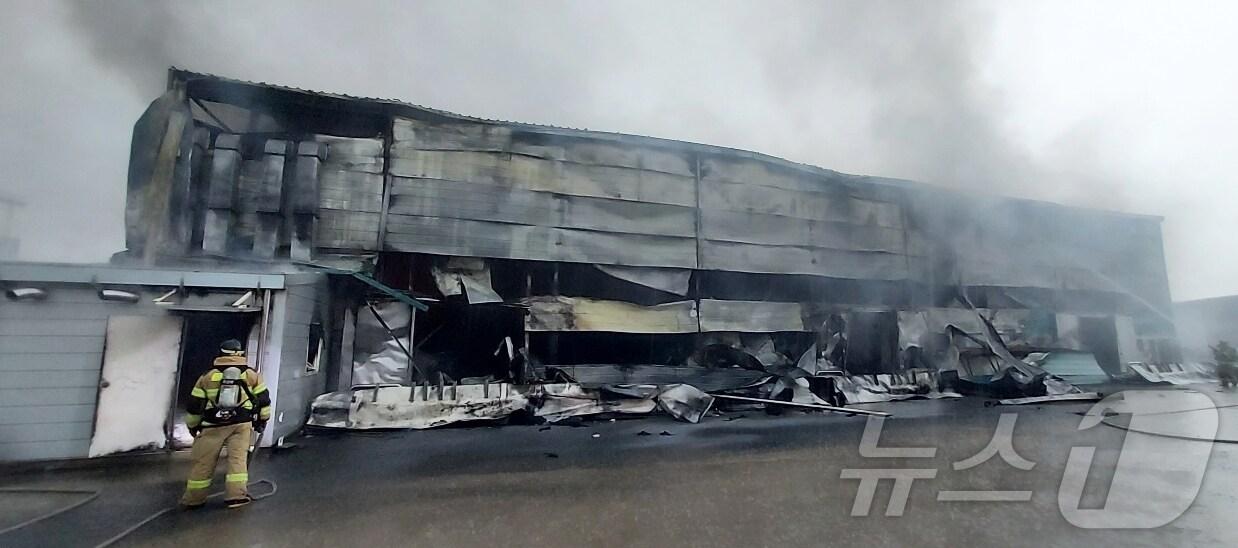 2일 오전 5시51분께 전북자치도 익산시 삼기면의 벼 저장 창고에서 불이 났다.&#40;전북소방 제공&#41;2024.7.2/뉴스1