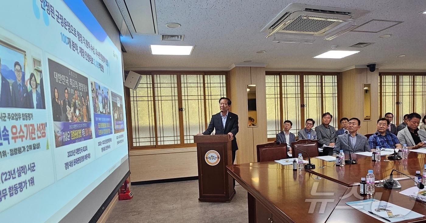 구인모 거창군수가 2일 군청 상황실에서 언론인 간담회를 갖고 민선 8기 상반기 군정 성과와 향후 계획 등을 설명하고 있다. 2024.7.2/뉴스1 한송학기자