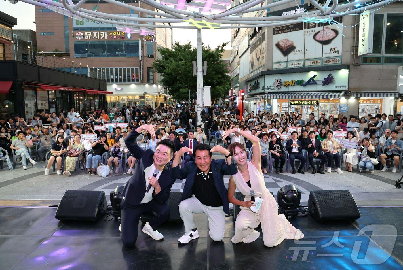 1일  양산젊음의거리에서 열린 청년TRY축제에서 나동연 시장이 청년들과 토크쇼를 하기 전 청중들을 배경으로 진행자들과 포즈를 취하고 있다.&#40;양산시 제공&#41;