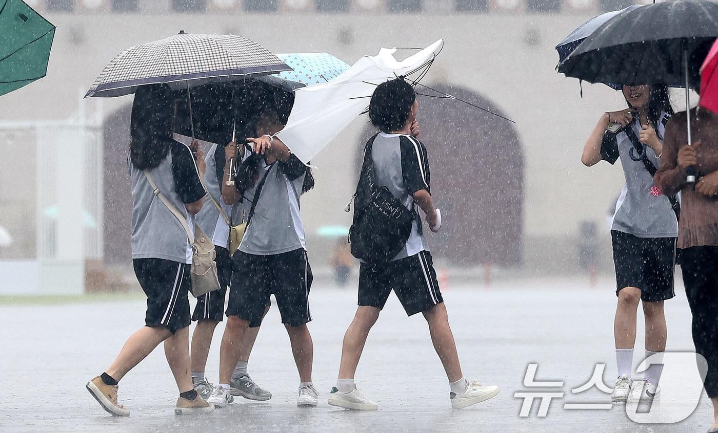 장맛비가 내리는 2일 서울 광화문광장에서 한 학생의 우산이 뒤집어지고 있다. 2024.7.2/뉴스1 ⓒ News1 박지혜 기자