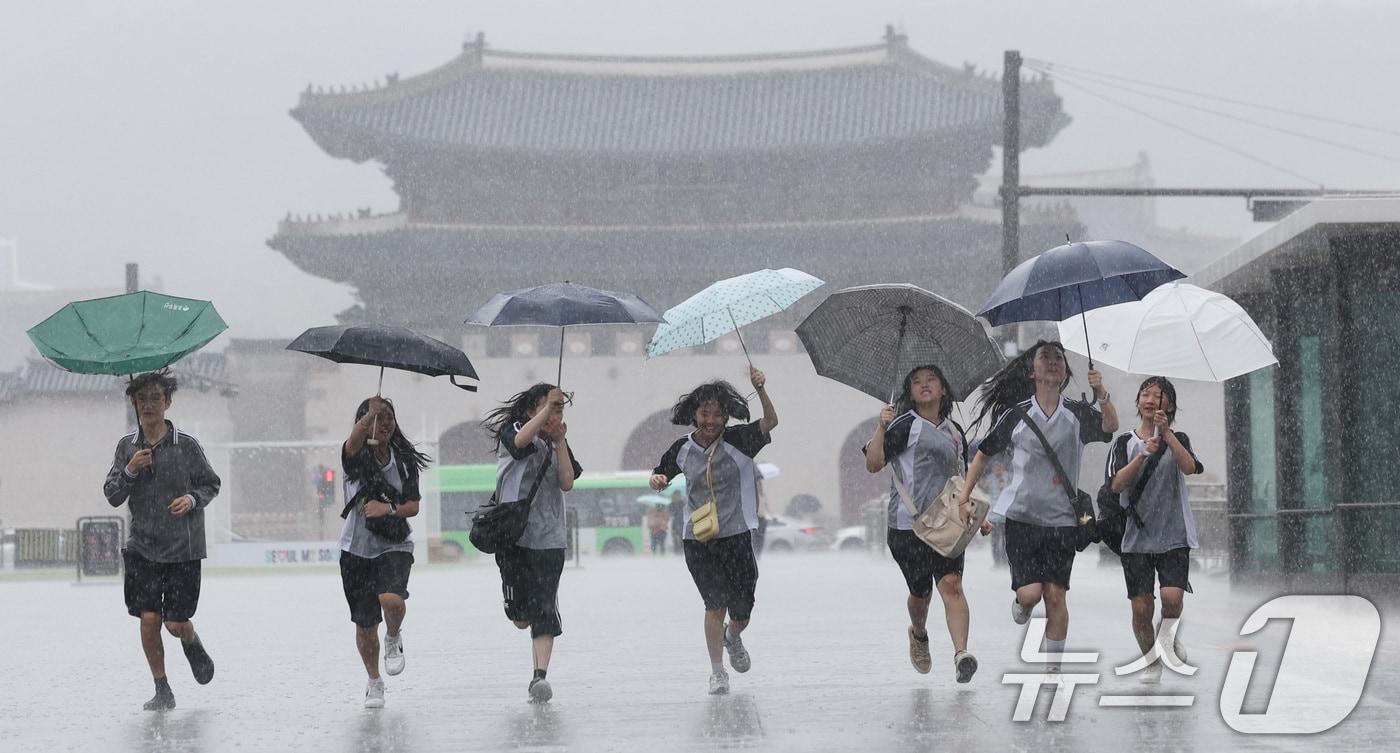 장맛비가 내리는 2일 서울 광화문광장에서 우산 쓴 학생들이 즐거운 시간을 보내고 있다.2024.7.2/뉴스1 ⓒ News1 박지혜 기자