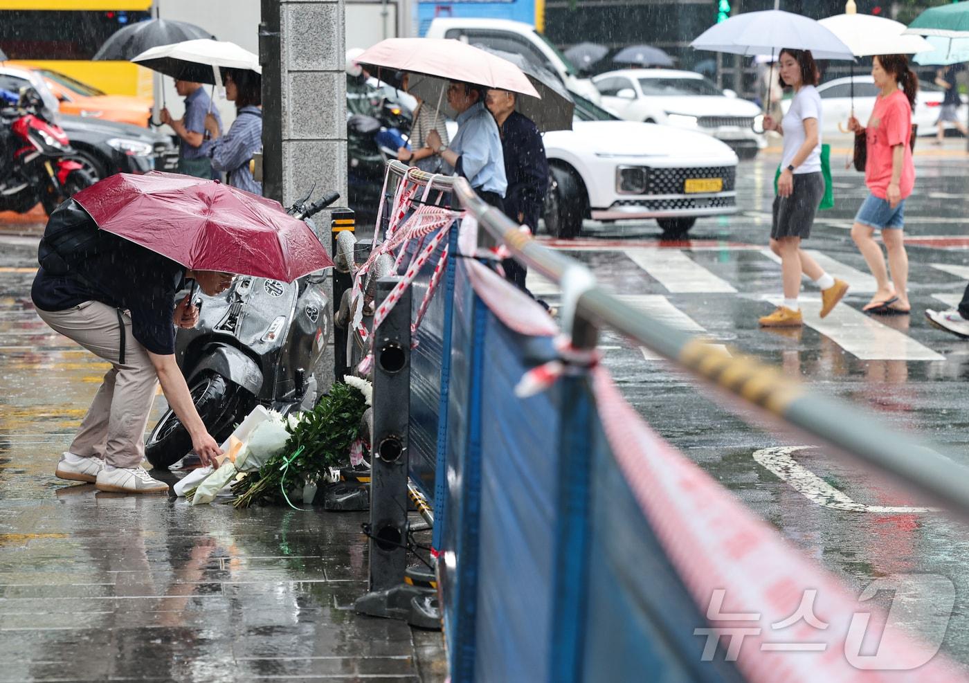 지난밤 승용차가 인도로 돌진해 9명이 사망하는 사고가 발생한 2일 오전 서울 중구 서울시청 인근 교차로 사고현장에서 한 시민이 희생자를 추모하며 헌화를 하고 있다. 이번 사고로 9명이 사망하고 4명&#40;중상 1명·경상 3명&#41;이 다쳤다. 사망자 9명 중 6명은 현장에서 사망했으며, 3명은 병원 이송 도중 숨졌다. 2024.7.2/뉴스1 ⓒ News1 김도우 기자