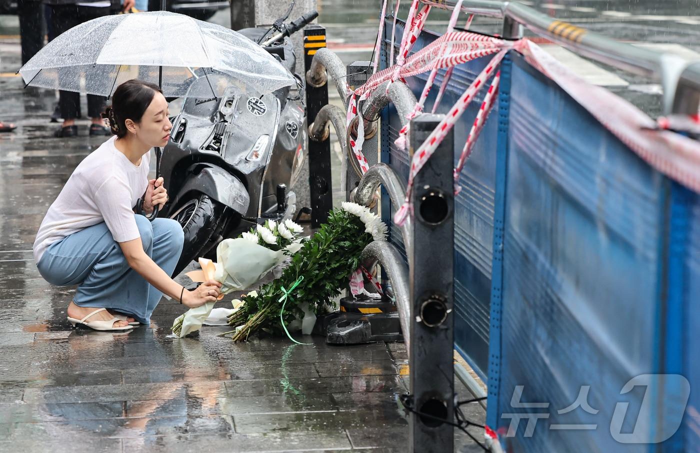 지난밤 승용차가 인도로 돌진해 9명이 사망하는 사고가 발생한 2일 오전 서울 중구 서울시청 인근 교차로 사고현장에서 한 시민이 희생자를 추모하며 헌화를 하고 있다. 이번 사고로 9명이 사망하고 4명&#40;중상 1명·경상 3명&#41;이 다쳤다. 사망자 9명 중 6명은 현장에서 사망했으며, 3명은 병원 이송 도중 숨졌다. 2024.7.2/뉴스1 ⓒ News1 김도우 기자