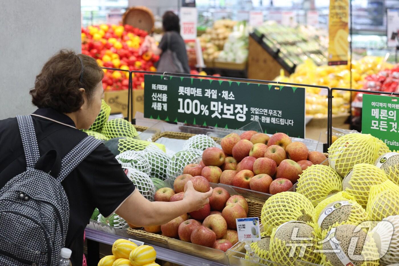 서울의 한 대형마트에서 시민들이 과일을 고르는 모습. 2024.7.2/뉴스1 ⓒ News1 신웅수 기자