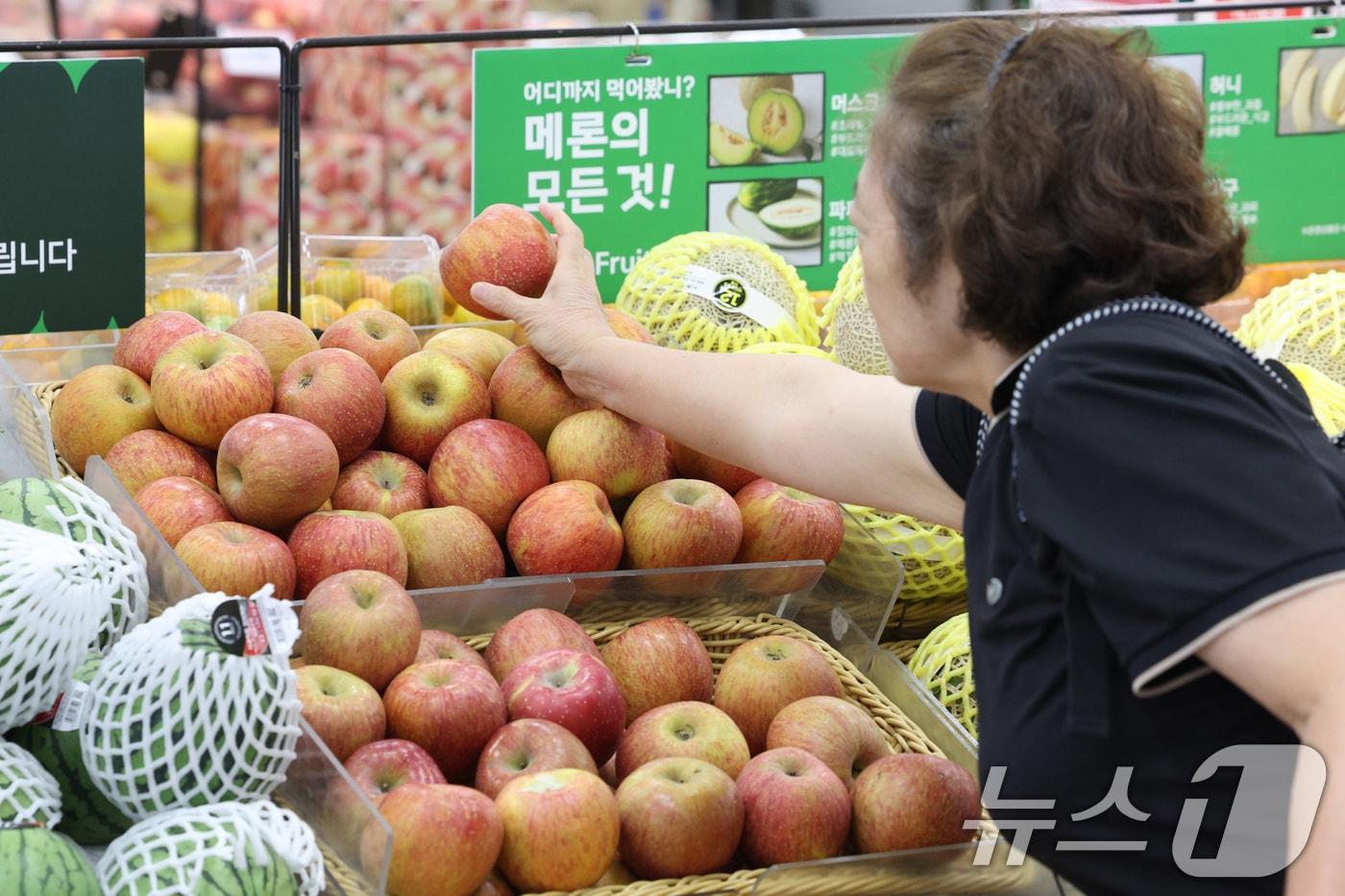 서울의 한 대형마트에서 시민들이 과일을 고르는 모습. 2024.7.2/뉴스1 ⓒ News1 신웅수 기자