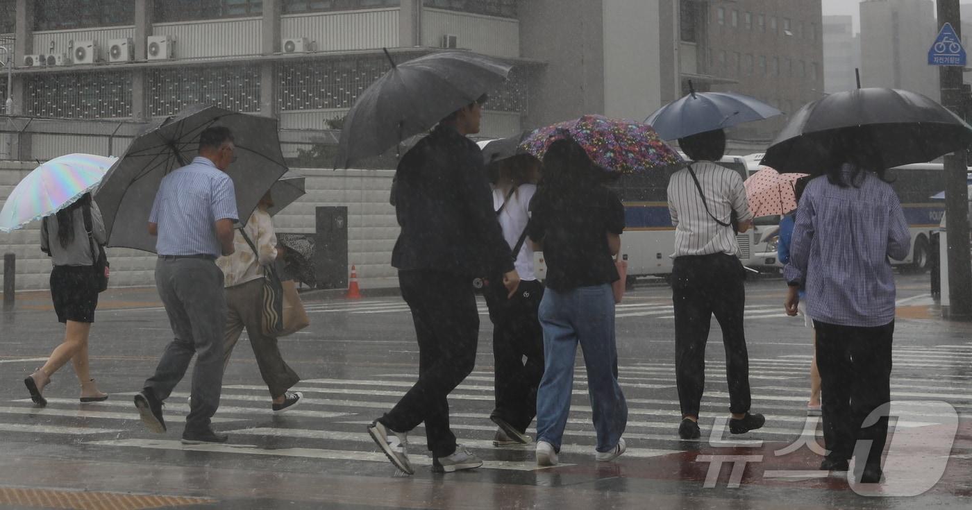 전국적으로 장마철이 시작된 2일 서울 종로구 광화문 광장에서 우산 쓴 시민들이 횡단보도를 건너고 있다. 2024.07.02/뉴스1 ⓒ News1 임여익 기자