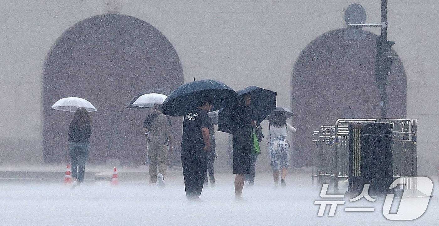 장맛비가 내리는 2일 서울 광화문광장에서 우산 쓴 시민들이 발걸음을 재촉하고 있다. . 2024.7.2/뉴스1 ⓒ News1 박지혜 기자