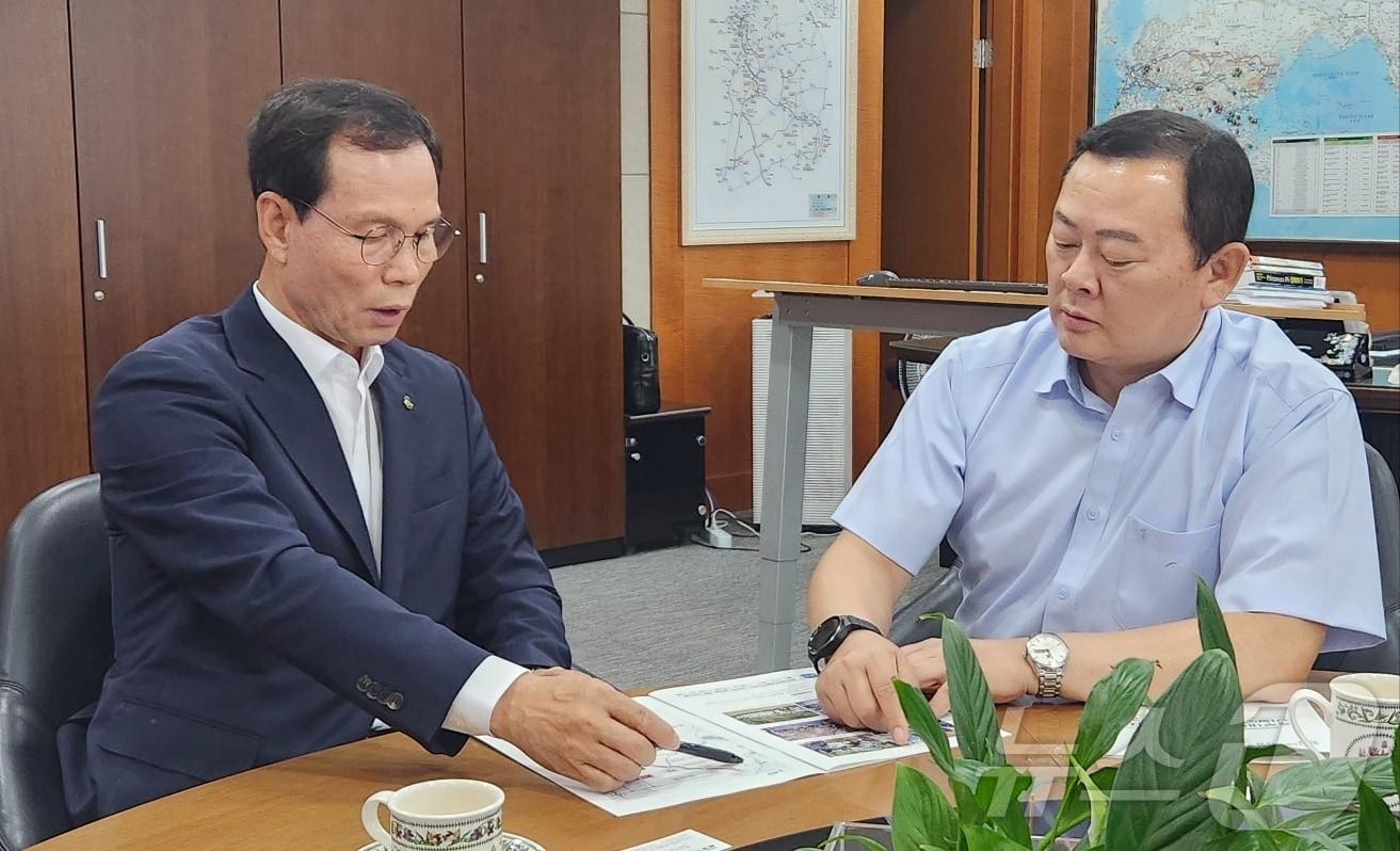 2일 조병옥 충북 음성군수&#40;왼쪽&#41;가 국가철도공단을 찾아 관계자에게 중부내륙철도 지선  건설의 필요성을 설명하고 있다.&#40;음성군 제공&#41;2024.7.2/뉴스1