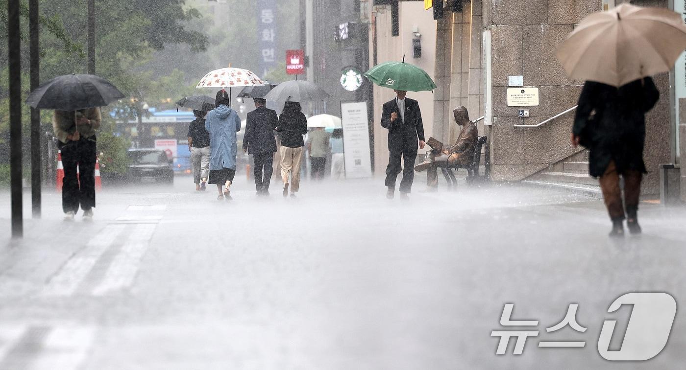 장맛비가 서울 광화문광장에서 우산 쓴 시민들이 발걸음을 재촉하고 있다. 2024.7.2/뉴스1 ⓒ News1 박지혜 기자