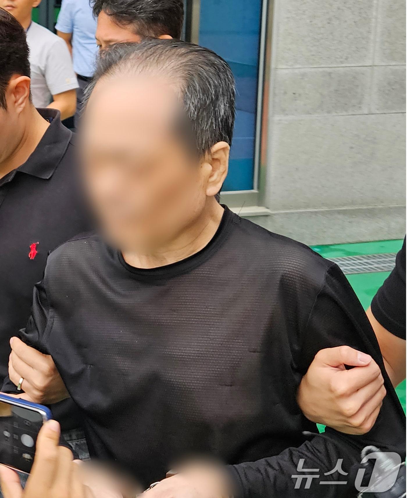 충북 청주시에서 동생을 때려 살해한 혐의를 받는 60대 남성이 2일 오후 청주지방법원에서 열린 영장실질심사를 마치고 나서고 있다.2024.7.2/뉴스1 ⓒ News1 이재규 기자